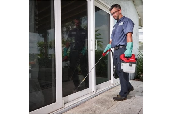 Pulvérisateur Milwaukee M12 + 1 batterie 12v 2ah + chargeur - (BHCS3L-201)