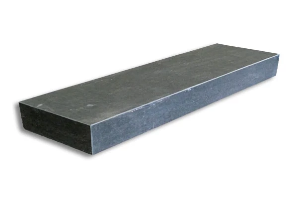 Cubik - Marche bloc basalte noir 150x15x35 dessus + 3 faces water jet, rest scie, chanfrein 5mm
