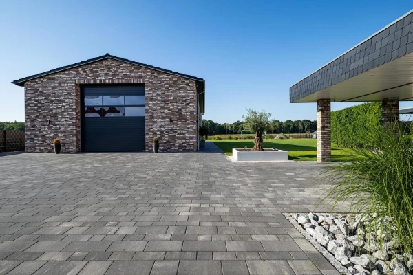 KANN Pavé La Tierra gris anthracite nuancé béton lisse pose sauvage 6 cm