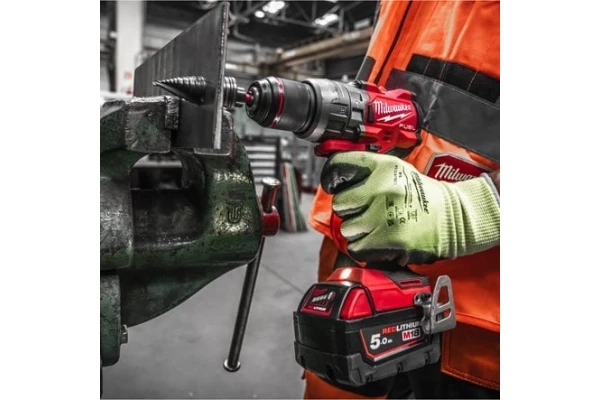 Perceuse visseuse à percussion Milwaukee Fuel 158Nm 18v + 2 batteries 18v 5ah + chargeur (FPD3-502X)